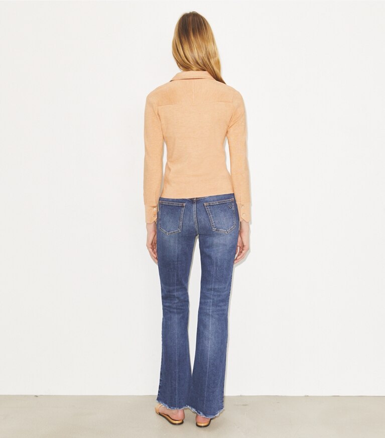 Tory Burch diseñador prendas inferiores Vaqueros bootcut en Dark Vintage Wash en el modelo (espalda)