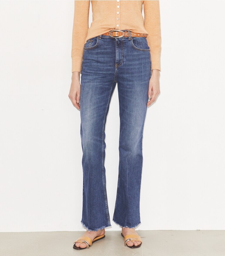 Tory Burch diseñador prendas inferiores Vaqueros bootcut en Dark Vintage Wash en el modelo (detalle)