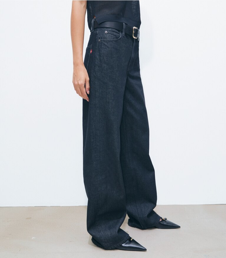 Tory Burch diseñador prendas inferiores Vaqueros de pernera recta en Rinse Wash en el modelo (detalle)