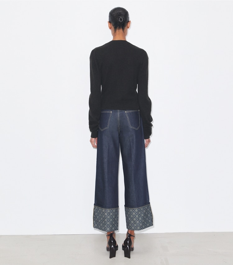 Tory Burch diseñador prendas inferiores Vaqueros rectos con bajos en contraste con monograma de T en Raw/Unwashed en el modelo (espalda)