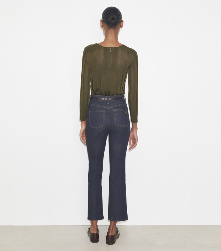 Tory Burch designer unterteile Verkürzte, ausgestellte Jeans in Raw/Unwashed on model back