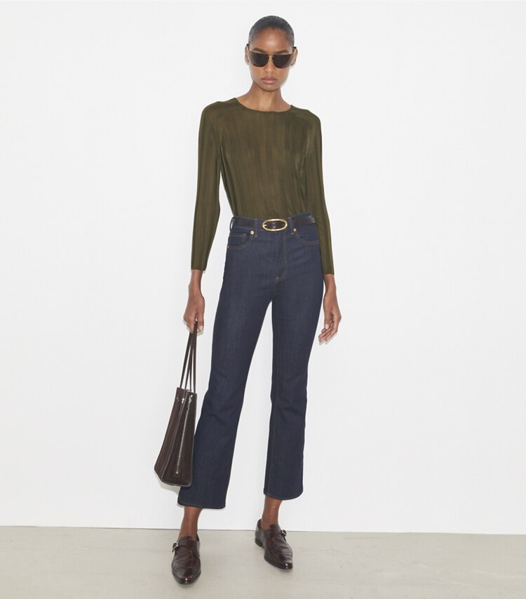 Tory Burch designer unterteile Verkürzte, ausgestellte Jeans in Raw/Unwashed modell von vorn