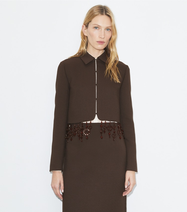 Tory Burch designer jacken Verkürzte Crêpe-Jacke in Dark Mocha on model detail