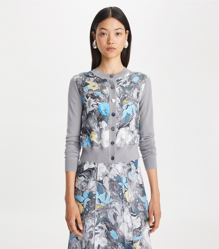 Tory Burch designer strickware Verkürzter Cardigan mit Seidenvorderseite in Gray / Blue Abstract Floral front