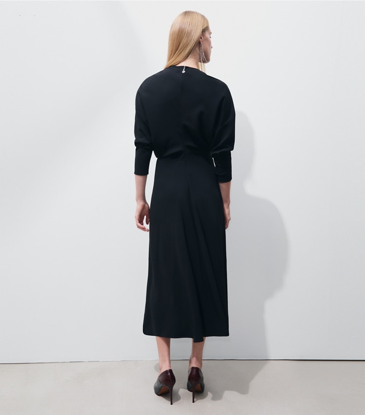 Tory Burch designer kleider Verziertes Crêpekleid aus Satin in BLACK on model back