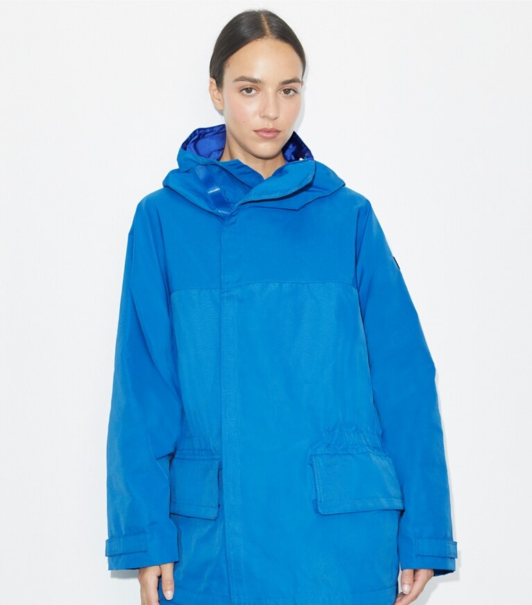 Tory Burch designer vestes Veste à capuchon en toile technique dans Bay Blue détail sur modèle