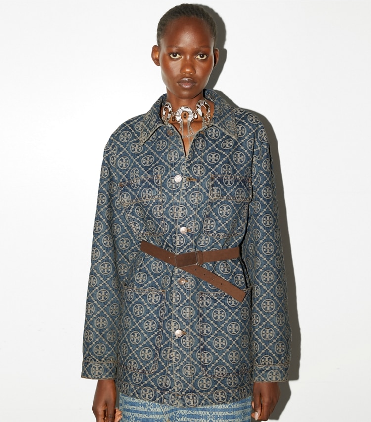 Tory Burch designer vestes Veste Barn en denim cargo dans T-Monogram Vintage Wash détail sur modèle