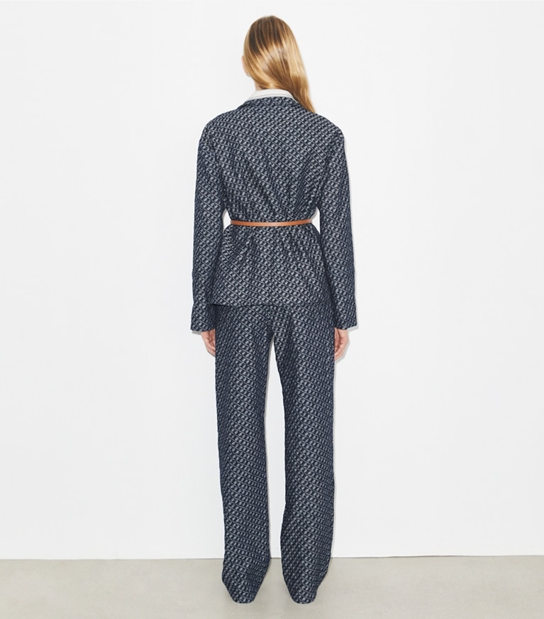 Tory Burch designer vestes Veste barn en denim dans T Link Stone Wash sur modèle, de dos
