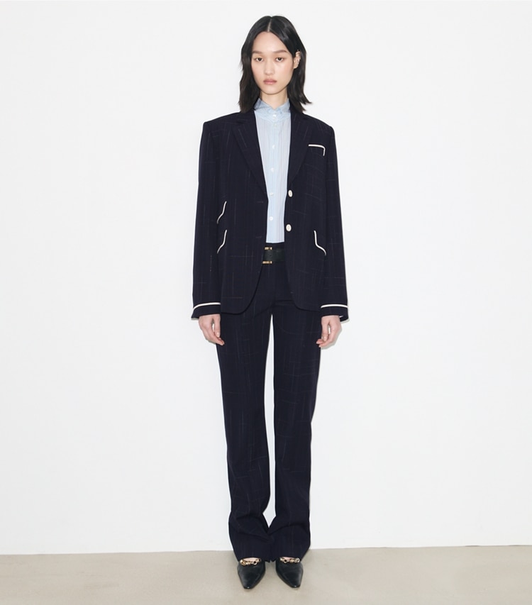 Tory Burch designer vestes Veste Buddy en laine in Dark Navy / Copper sur mannequin, devant