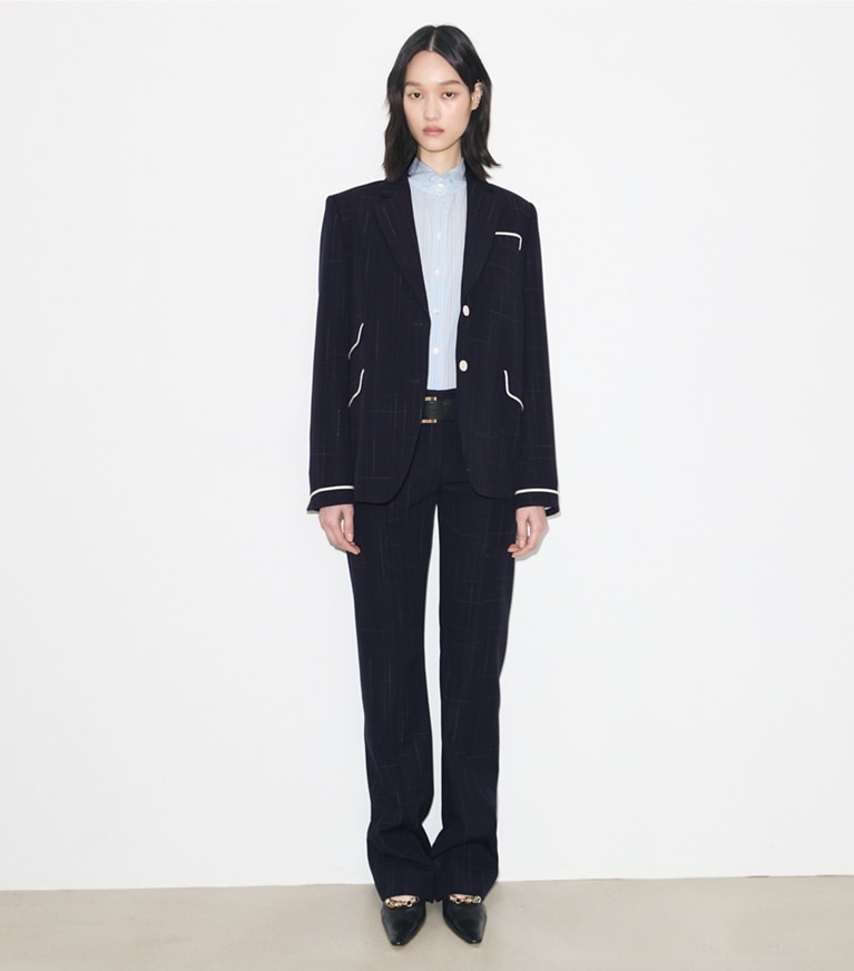 Tory Burch designer vestes Veste Buddy en laine in Dark Navy / Copper sur mannequin, devant