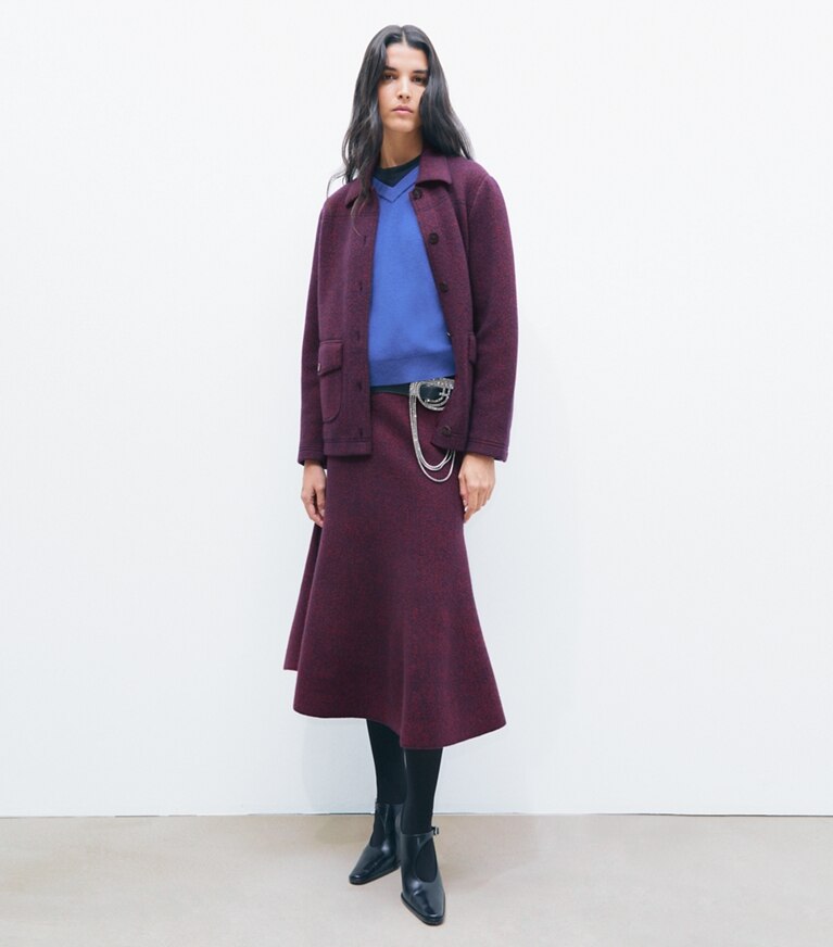 Tory Burch designer sweaters Veste Camp en laine dans Red Begonia / Evening Blue sur modèle, de face