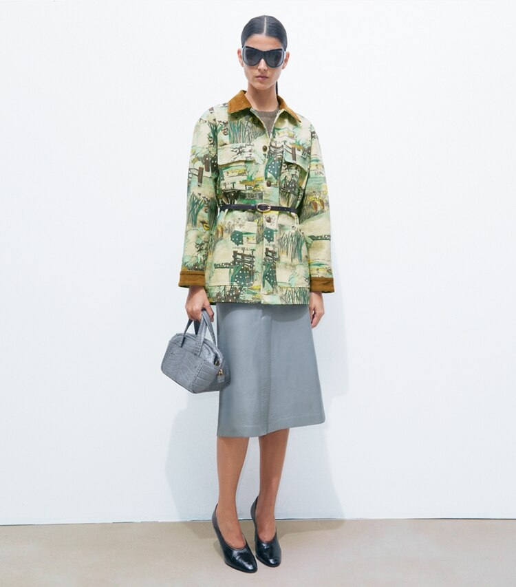 Tory Burch designer vestes Veste de campagne en denim imprimé in Yellow Forest sur mannequin, devant
