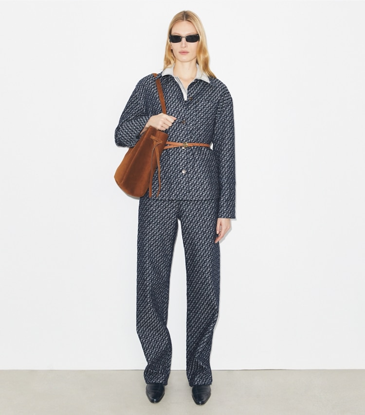 Tory Burch designer vestes Veste de campagne en denim in T Link Stone Wash sur mannequin, devant