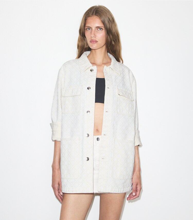 Tory Burch designer vestes Veste de ferme en denim à motif T monogram dans Off-white / White T Monogram détail sur modèle