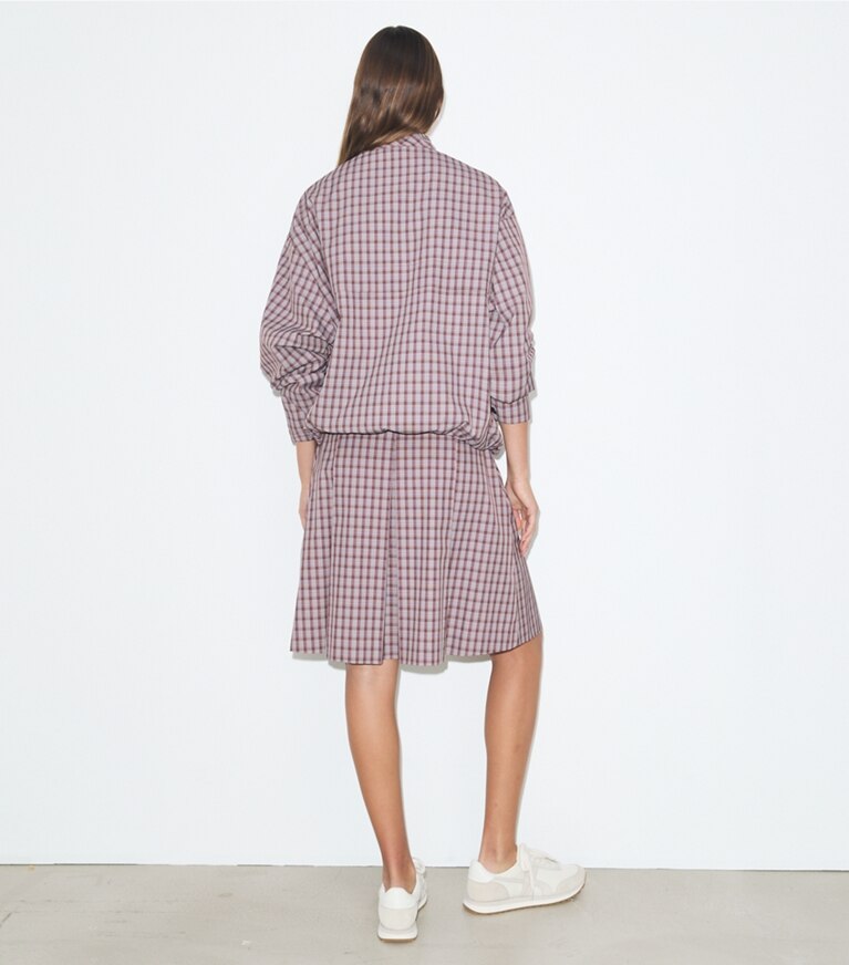 Tory Burch designer vestes Veste de golf en nylon à carreaux dans Burgundy Plaid sur modèle, de dos