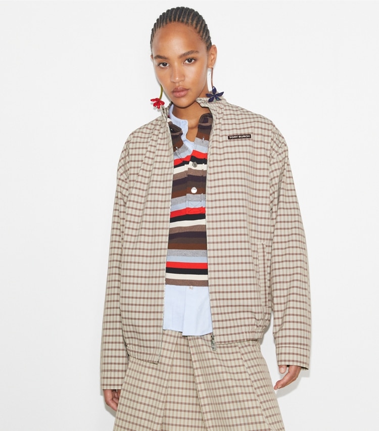 Tory Burch designer vestes Veste de golf en nylon à carreaux dans Crimson Rust Dense Plaid Sport détail sur modèle