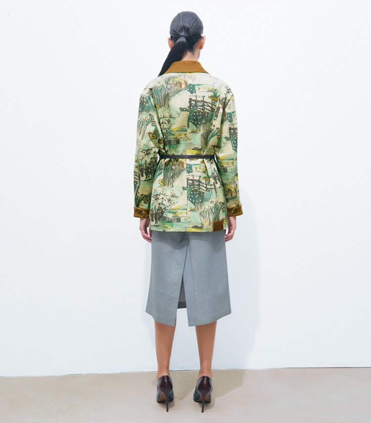 Tory Burch designer vestes Veste de grange en denim imprimé dans Yellow Forest sur modèle, de dos