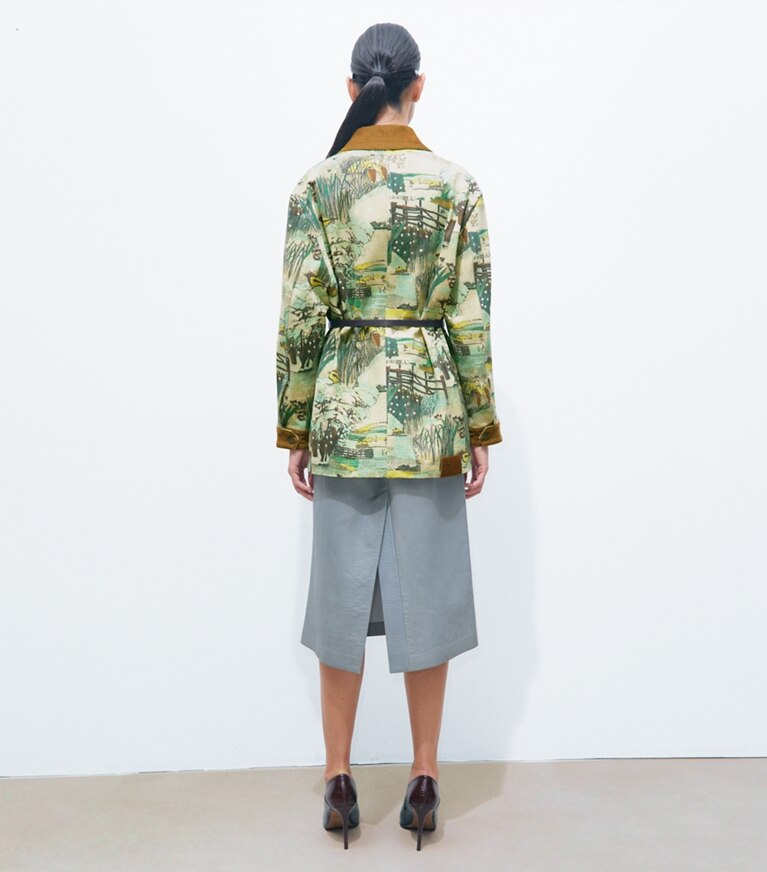 Tory Burch designer vestes Veste de grange en denim imprimé dans Yellow Forest sur modèle, de dos