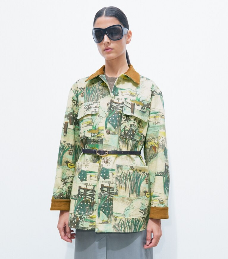 Tory Burch designer vestes Veste de grange en denim imprimé dans Yellow Forest détail sur modèle