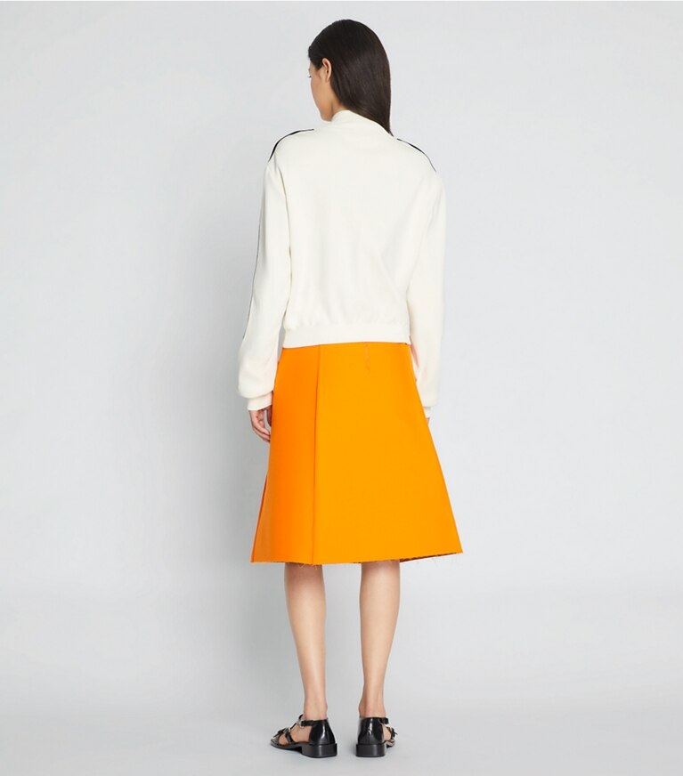Tory Sport designer vestes Veste de survêtement en maille technique dans NEW IVORY sur modèle, de dos