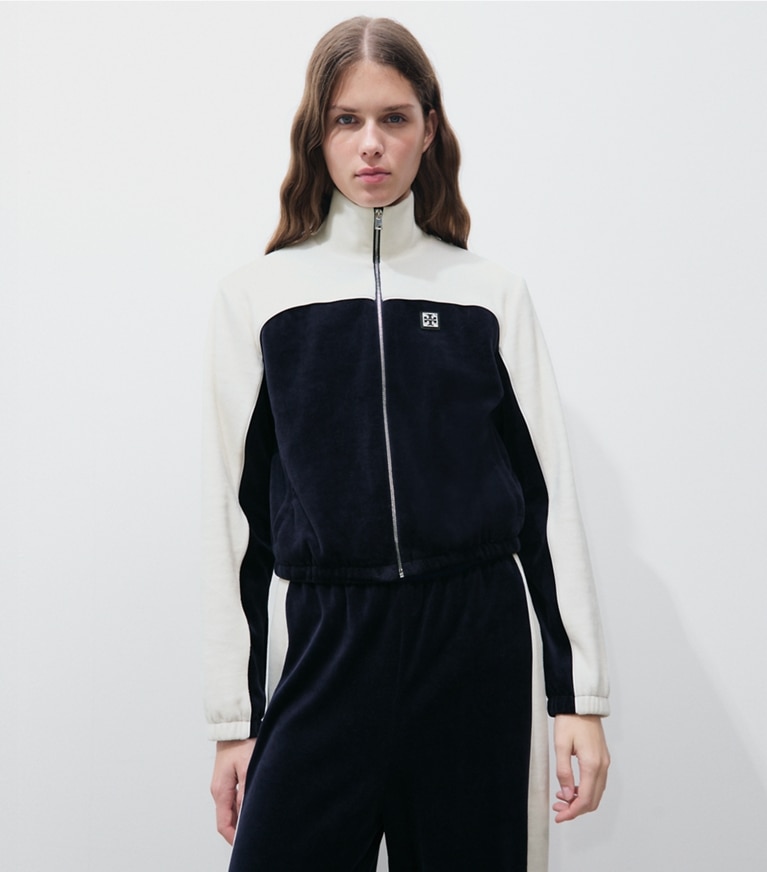 Tory Burch designer vestes Veste de survêtement en velours à blocs de couleur dans Medium Navy / New Ivory détail sur modèle