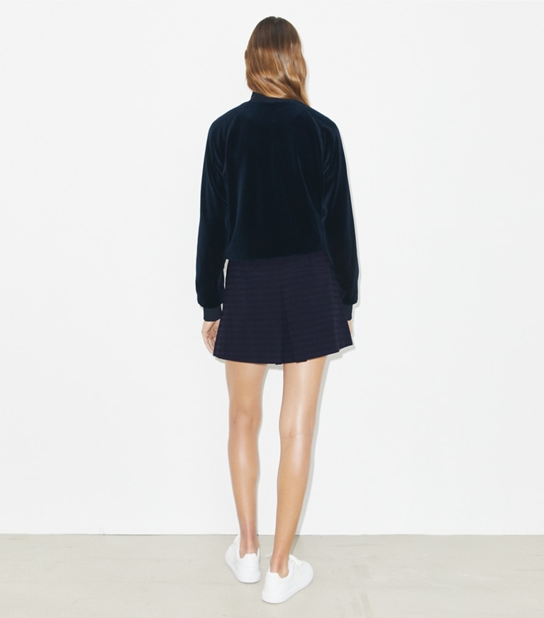 Tory Burch designer vestes Veste de survêtement en velours dans Ink sur modèle, de dos