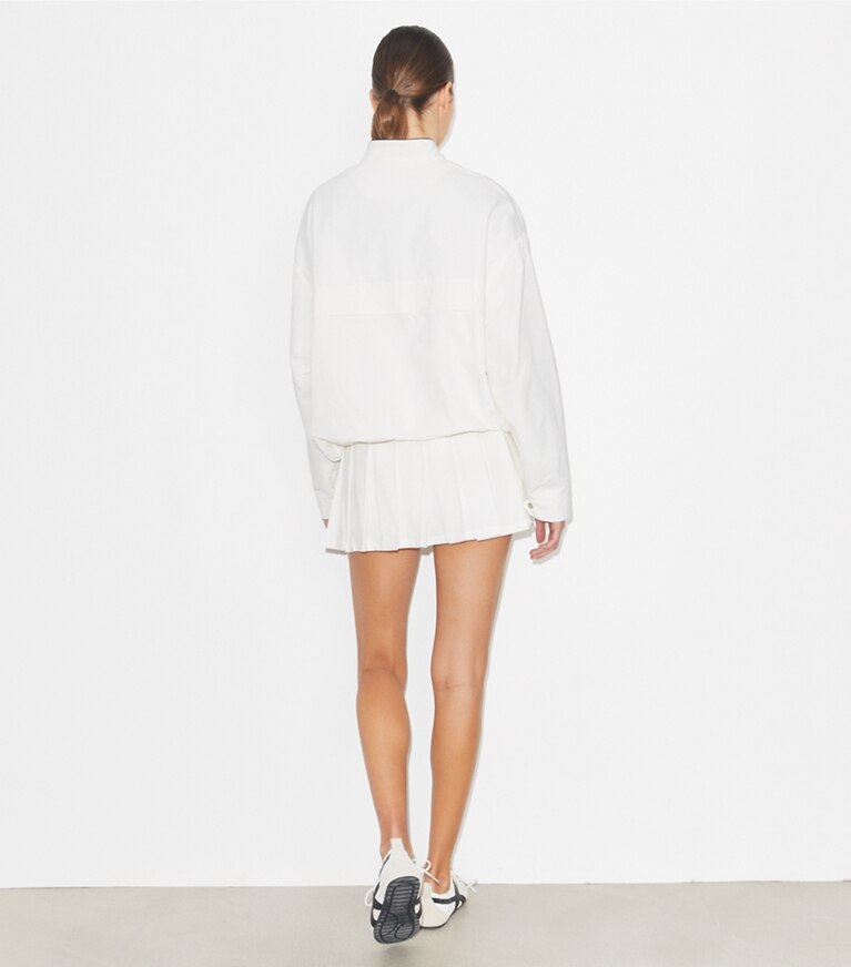 Tory Burch designer vestes Veste de tennis oversize en nylon in Snow White on model back