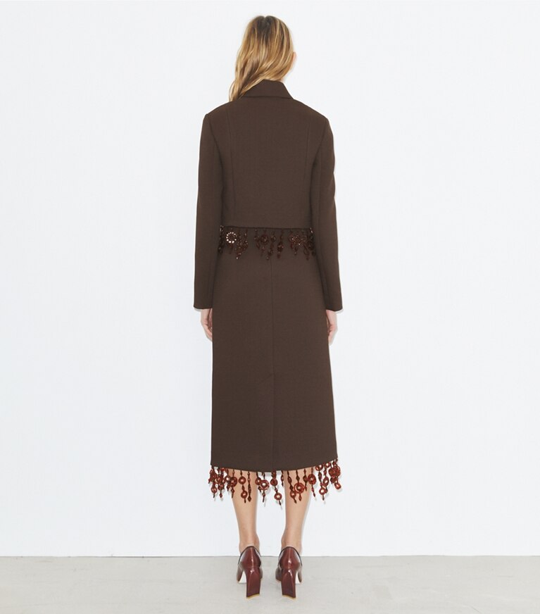 Tory Burch designer vestes Veste en crêpe coupe courte dans Dark Mocha sur modèle, de dos