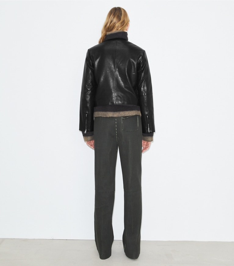 Tory Burch designer vestes Veste en cuir sac à main dans Black sur modèle, de dos