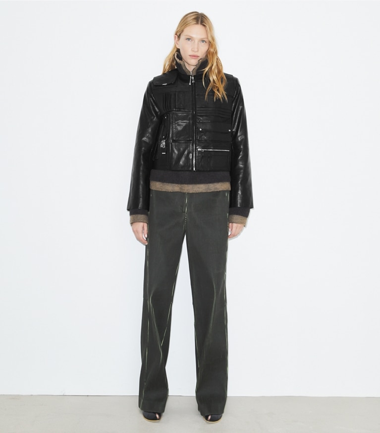 Tory Burch designer vestes Veste en cuir sac à main dans Black sur modèle, de face