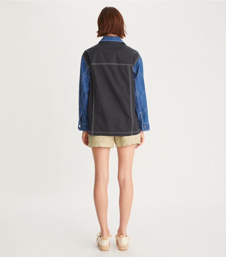 Tory Burch designer vestes Veste en denim à surpiqûres dans Blue/ White sur modèle, de dos