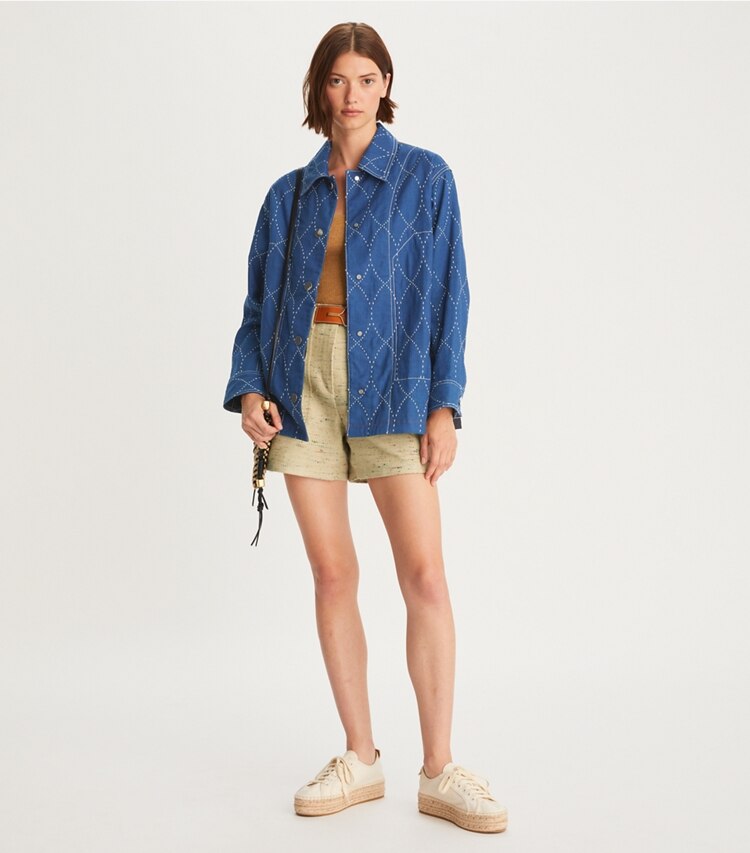 Tory Burch designer vestes Veste en denim à surpiqûres dans Blue/ White sur modèle, de face