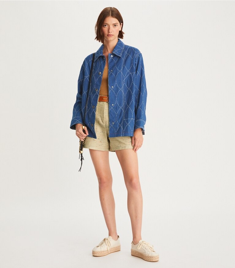 Tory Burch designer vestes Veste en denim à surpiqûres dans Blue/ White sur modèle, de face