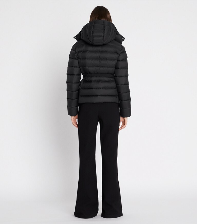 Tory Sport designer manteaux Veste en duvet matelassé à ceinture in Black front
