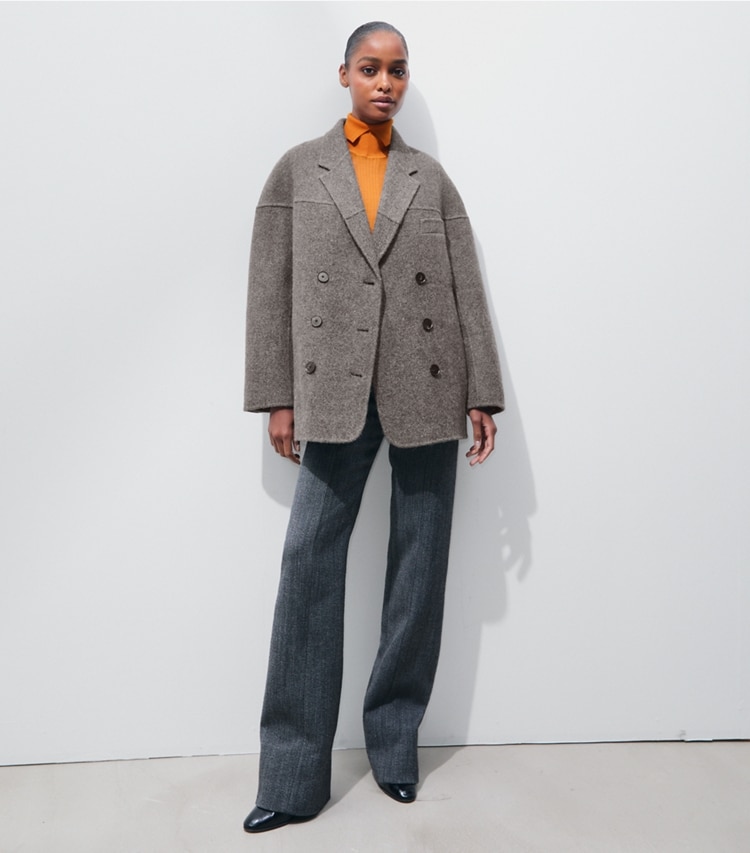 Tory Burch designer manteaux Veste en laine à chevrons dans Gray Herringbone sur modèle, de face