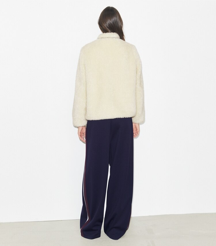 Tory Burch designer manteaux Veste en molleton colorblock dans Ivory sur modèle, de dos