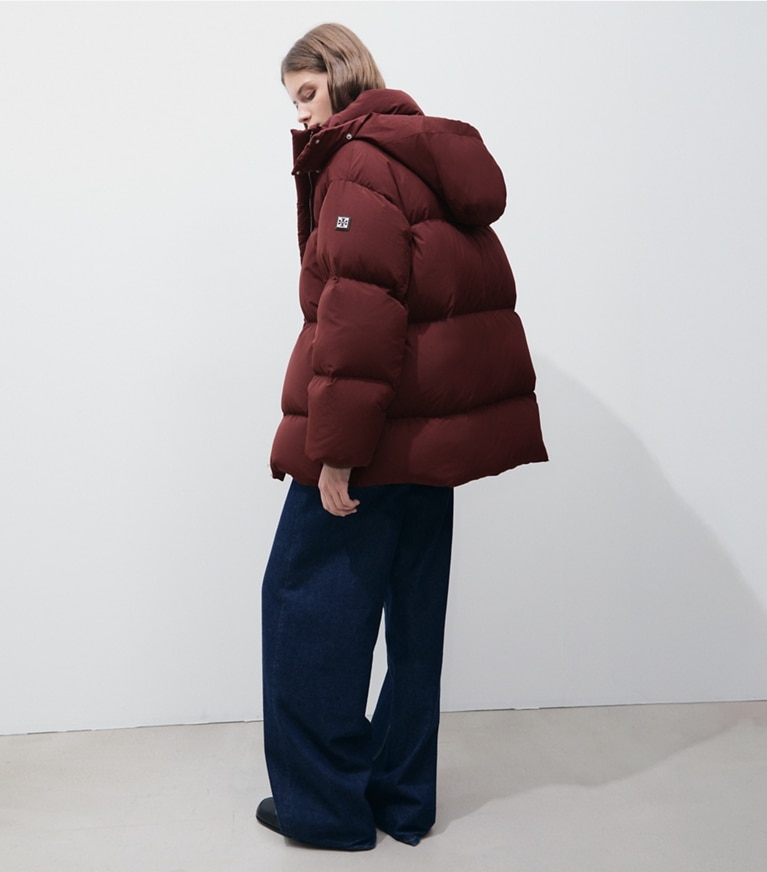 Tory Burch designer manteaux Veste en nylon à capuchon garnie de duvet dans Mahogany sur modèle, de dos