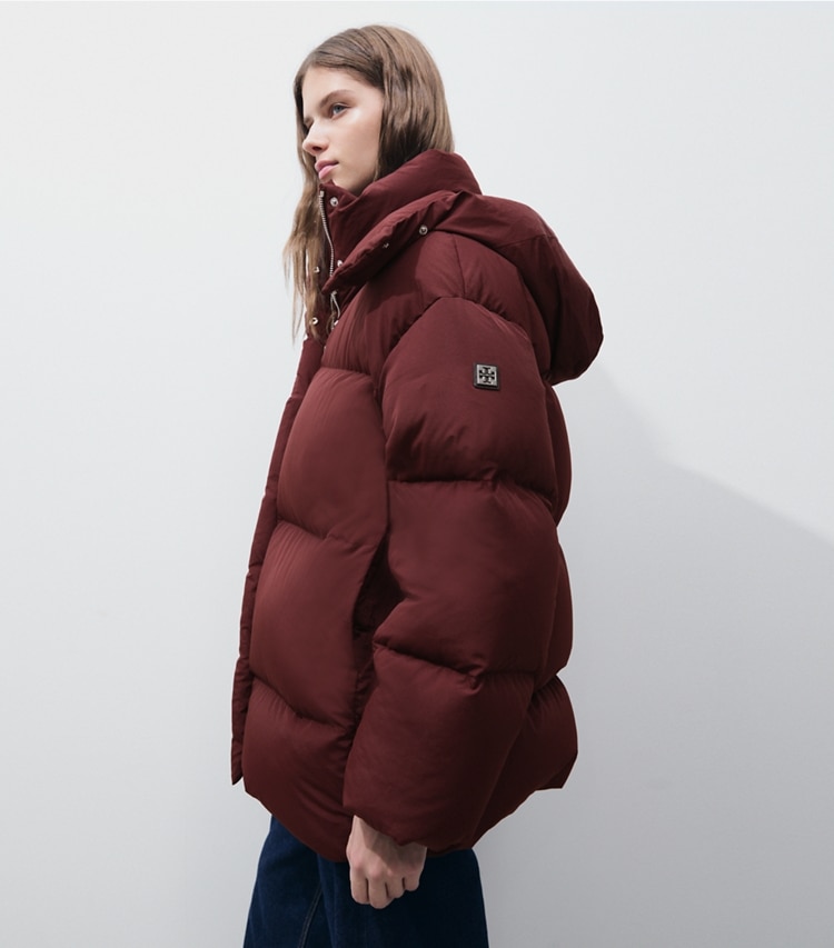 Tory Burch designer manteaux Veste en nylon à capuchon garnie de duvet dans Mahogany détail sur modèle