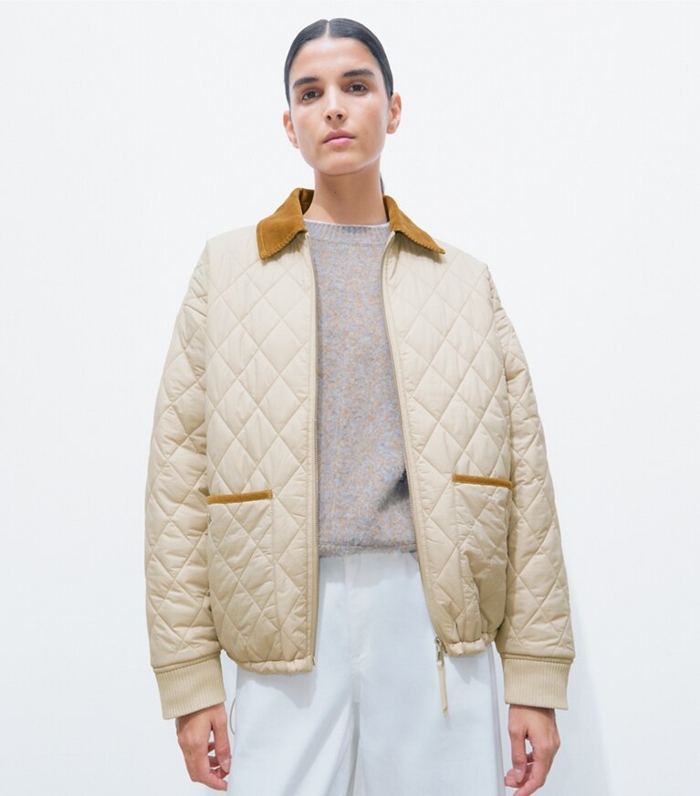 Tory Burch designer vestes Veste en nylon matelassé dans Light Khaki / Terracotta supplémentaire sur le modèle