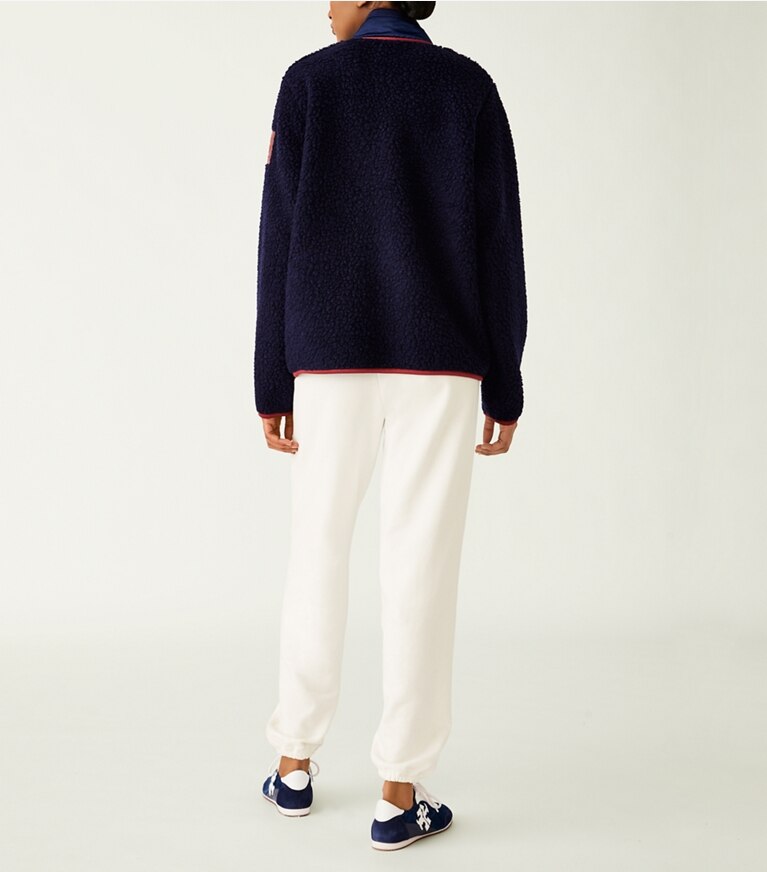 Tory Sport designer manteaux Veste en polaire color-block dans Tory Navy sur modèle, de dos