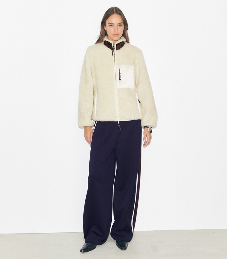 Tory Burch designer manteaux Veste en polaire color-block in Ivory sur mannequin, devant