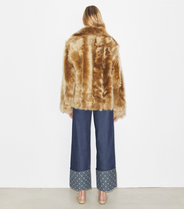 Tory Burch designer vestes Veste en rason dans Beige sur modèle, de dos