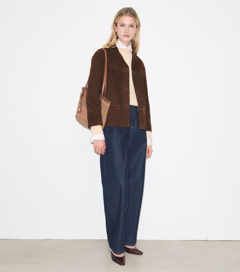 Tory Burch designer vestes Veste en suède dans Light Chocolate sur modèle, de face
