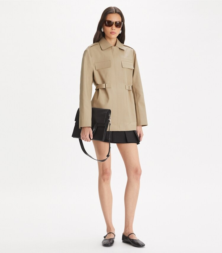 Tory Burch designer vestes Veste en toile in Silver Taupe sur mannequin, devant