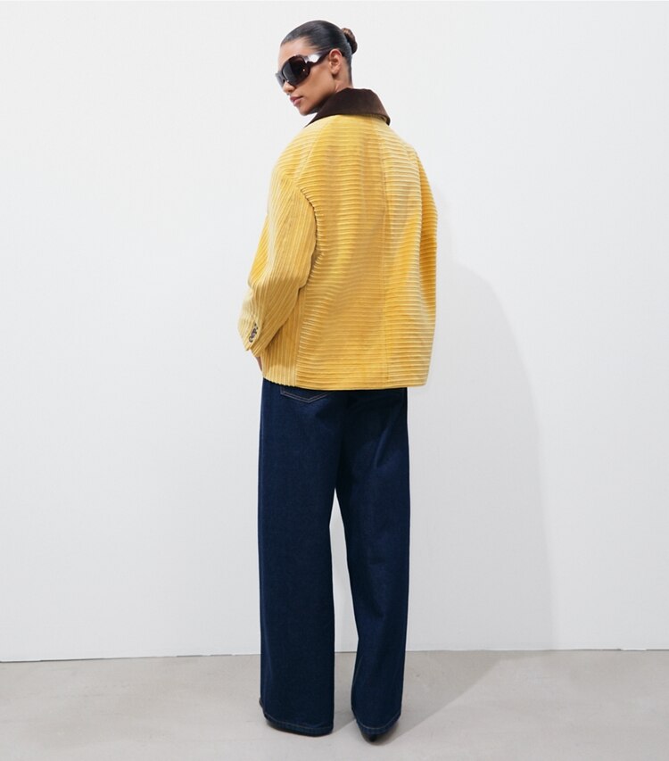 Tory Burch designer vestes Veste en velours côtelé Buddy dans Cornmeal sur modèle, de dos
