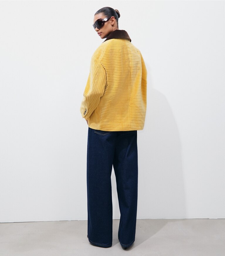 Tory Burch designer vestes Veste en velours côtelé Buddy dans Cornmeal sur modèle, de dos