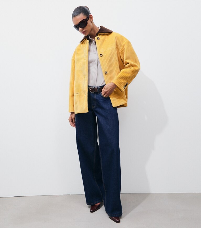 Tory Burch designer vestes Veste en velours côtelé Buddy dans Cornmeal sur modèle, de face