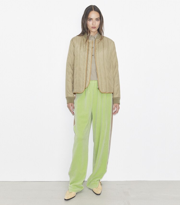 Tory Burch designer vestes Veste matelassée en nylon in Taupe Gray sur mannequin, devant