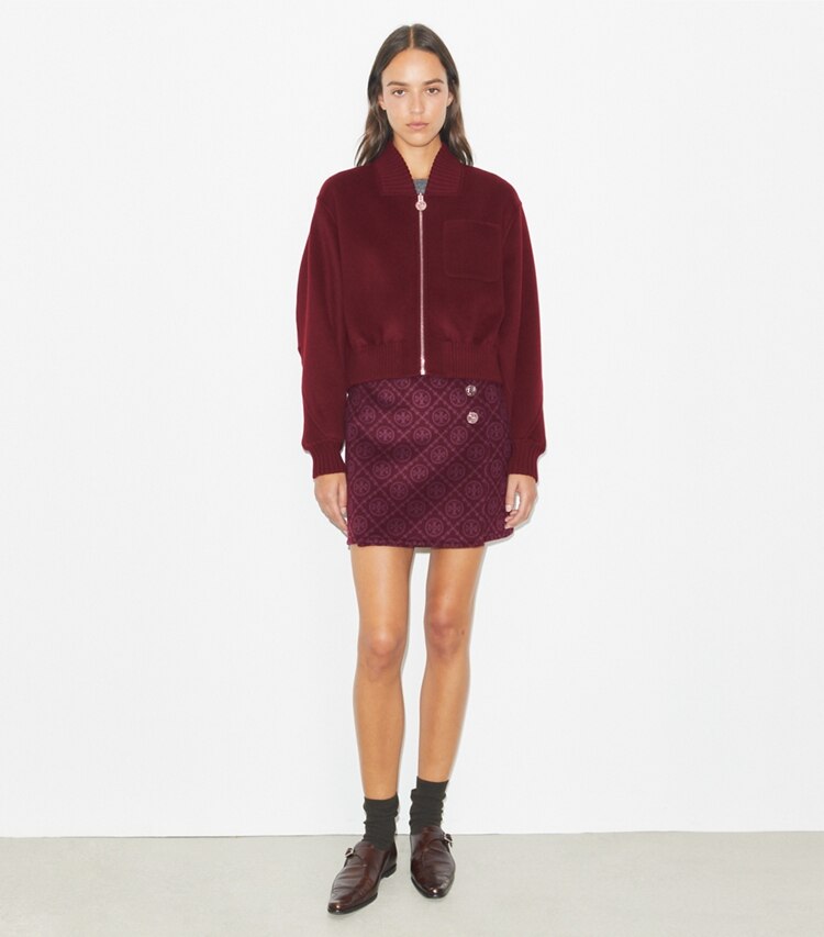 Tory Burch designer vestes Veste réversible en laine in Burgundy T-Monogram JQD sur mannequin, devant