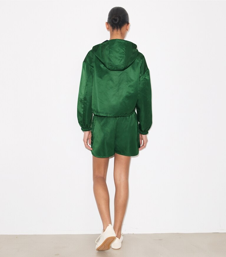 Tory Burch designer vestes Veste réversible en nylon coupe 7/8 dans Dark Green / Navy sur modèle, de dos